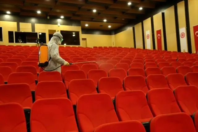 Cumhuriyet Üniversitesinde koronavirüse karşı ilaçlama yapıldı Cumhuriyet Üniversitesinde koronavirüse karşı ilaçlama yapıldı