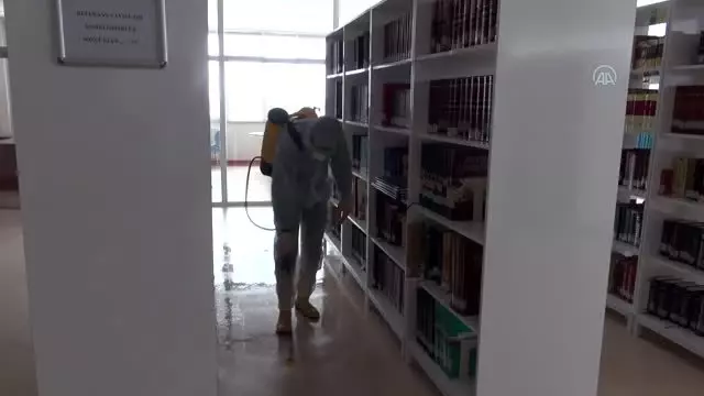 Cumhuriyet Üniversitesinde koronavirüse karşı ilaçlama yapıldı Cumhuriyet Üniversitesinde koronavirüse karşı ilaçlama yapıldı