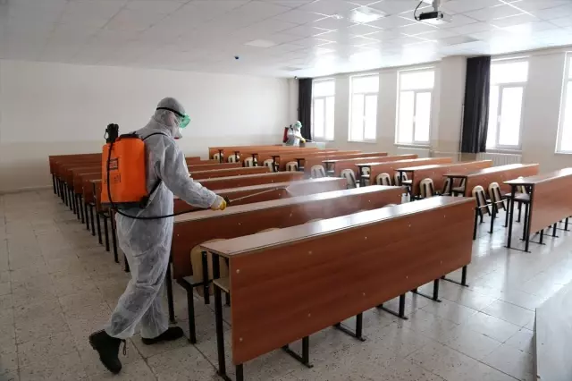 Cumhuriyet Üniversitesinde koronavirüse karşı ilaçlama yapıldı Cumhuriyet Üniversitesinde koronavirüse karşı ilaçlama yapıldı
