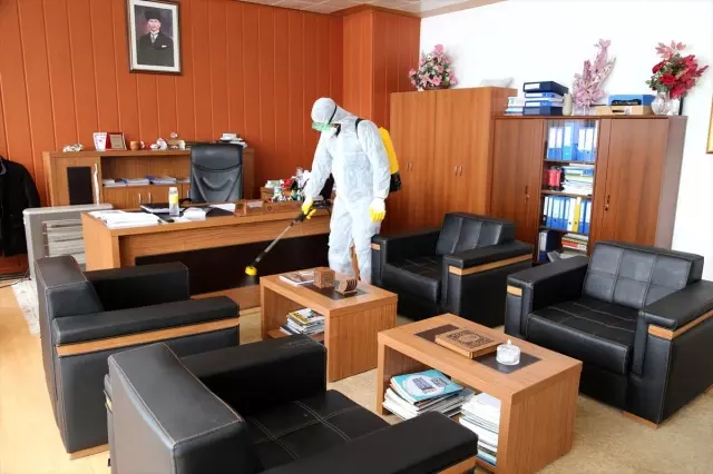 Cumhuriyet Üniversitesinde koronavirüse karşı ilaçlama yapıldı Cumhuriyet Üniversitesinde koronavirüse karşı ilaçlama yapıldı