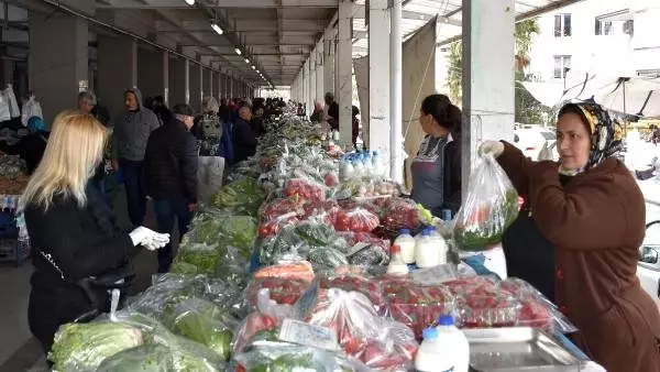 Halk pazarında gıdalar poşetlendi, pazarcı maske ve eldiven taktı Halk pazarında gıdalar poşetlendi, pazarcı maske ve eldiven taktı