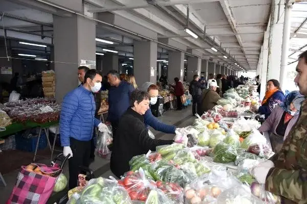 Halk pazarında gıdalar poşetlendi, pazarcı maske ve eldiven taktı Halk pazarında gıdalar poşetlendi, pazarcı maske ve eldiven taktı
