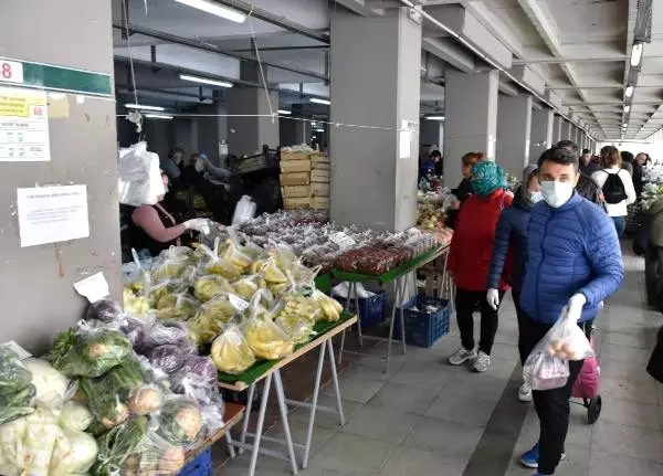 Halk pazarında gıdalar poşetlendi, pazarcı maske ve eldiven taktı Halk pazarında gıdalar poşetlendi, pazarcı maske ve eldiven taktı