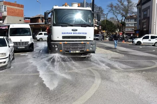 Havran'da 24 saat aralıksız dezenfekte çalışması yapılıyor Havran'da 24 saat aralıksız dezenfekte çalışması yapılıyor