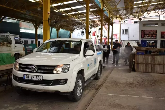 Havran'da 24 saat aralıksız dezenfekte çalışması yapılıyor Havran'da 24 saat aralıksız dezenfekte çalışması yapılıyor