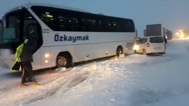 İç Anadolu'yu Akdeniz'e bağlayan Sertavul Geçidi'nde yoğun kar yağışı ulaşımı aksatıyor
