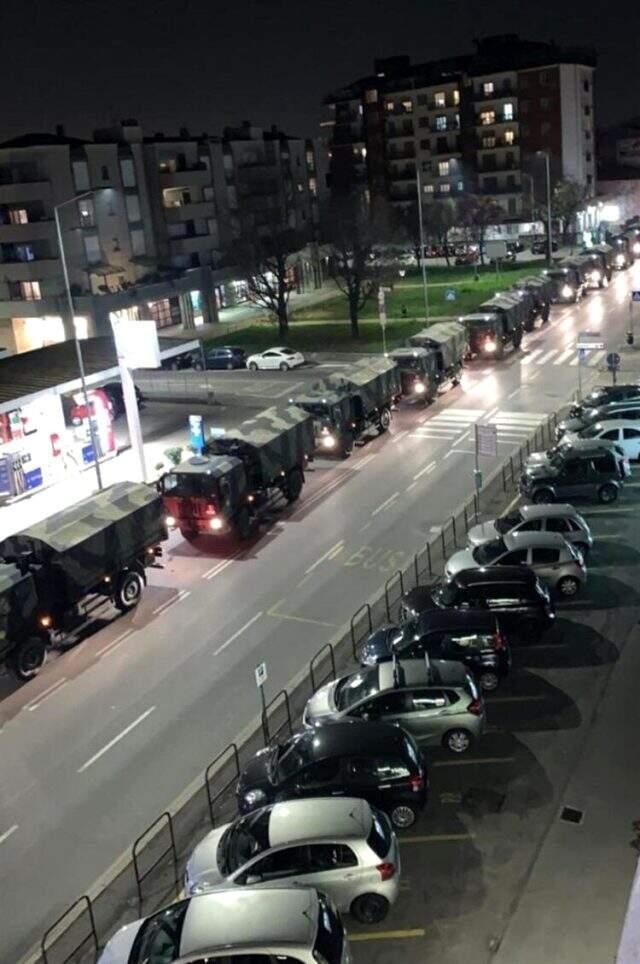 İtalya'da koronavirüsten ölenler askeri araçlarla taşınıyor.