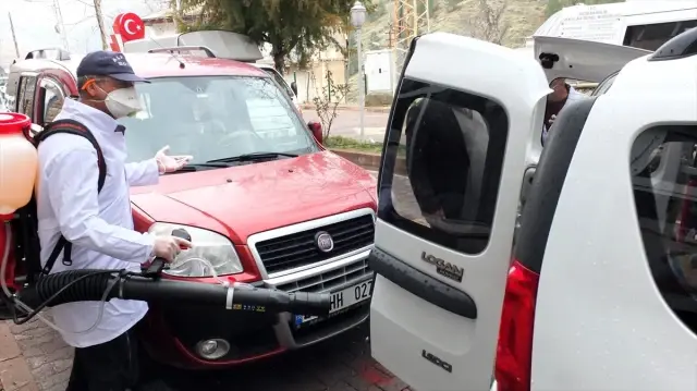 Keban Belediyesi, koronavirüs tedbirlerine karşı özel araçları dezenfekte etti Keban Belediyesi, koronavirüs tedbirlerine karşı özel araçları dezenfekte etti