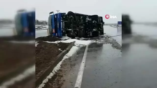 Kontrolden çıkan kamyon yola devrildi Kontrolden çıkan kamyon yola devrildi