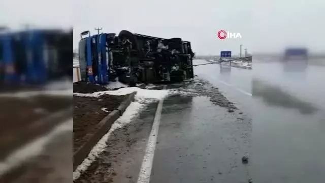 Kontrolden çıkan kamyon yola devrildi Kontrolden çıkan kamyon yola devrildi