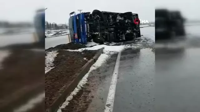 Kontrolden çıkan kamyon yola devrildi Kontrolden çıkan kamyon yola devrildi