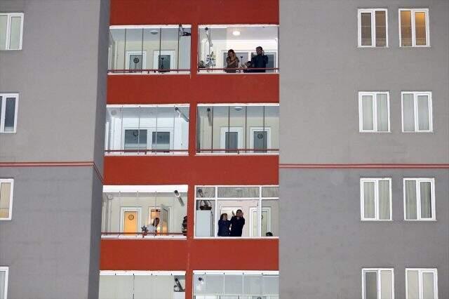Koronavirüsle mücadele eden sağlık çalışanları Türkiye'nin her yerinde alkışlandı.