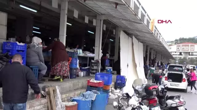 MUĞLA Halk pazarında koranvirüs önlemi, gıdalar poşetlendi, pazarcı maske ve eldiven taktı MUĞLA Halk pazarında koranvirüs önlemi, gıdalar poşetlendi, pazarcı maske ve eldiven taktı