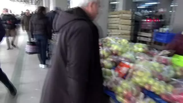 MUĞLA Halk pazarında koranvirüs önlemi, gıdalar poşetlendi, pazarcı maske ve eldiven taktı MUĞLA Halk pazarında koranvirüs önlemi, gıdalar poşetlendi, pazarcı maske ve eldiven taktı