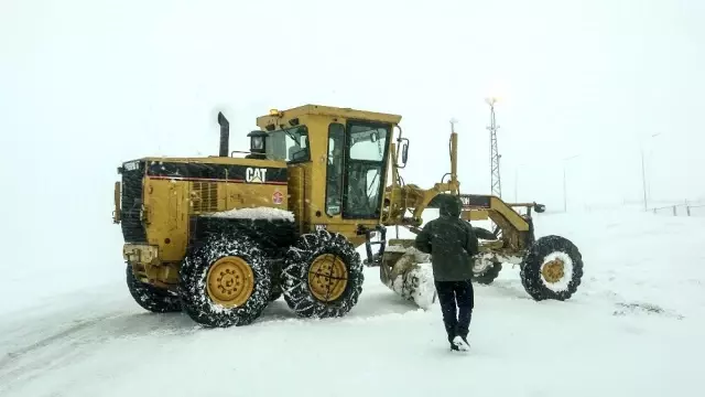 Sahara geçidinde ulaşıma kar ve tipi engeli