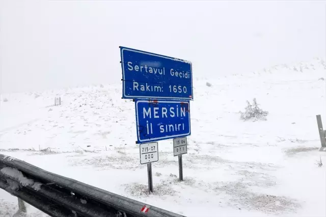 Sertavul Geçidi'nde yoğun kar nedeniyle ulaşım kontrollü sağlanıyor