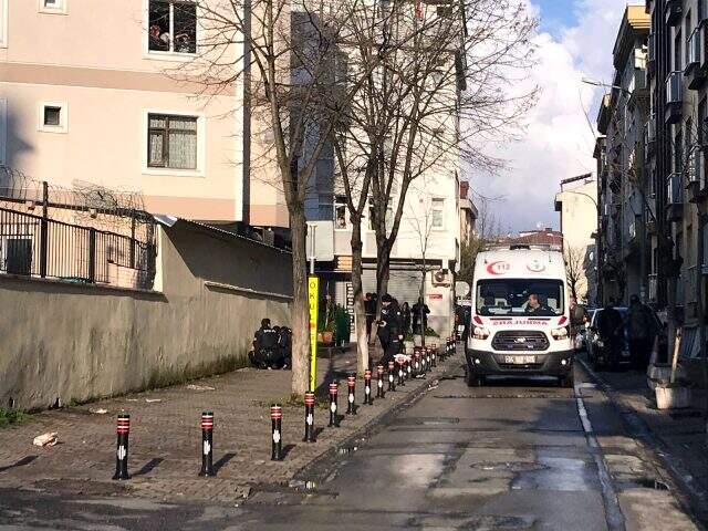 Silahlı saldırgan hem tartıştığı kadını hem de yoldan geçen kişiyi yaraladı