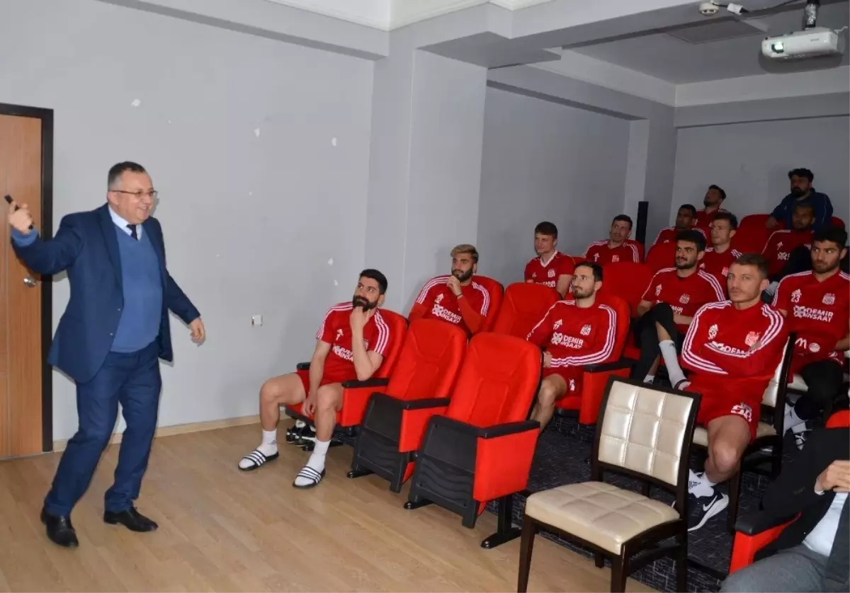 Sivasspor'da futbolculara korona virüs eğitimi verildi