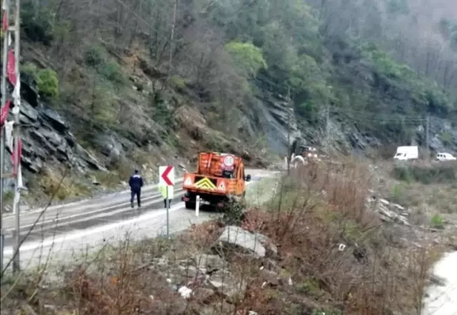 Türkeli-Ayancık karayolunda heyelan Türkeli-Ayancık karayolunda heyelan