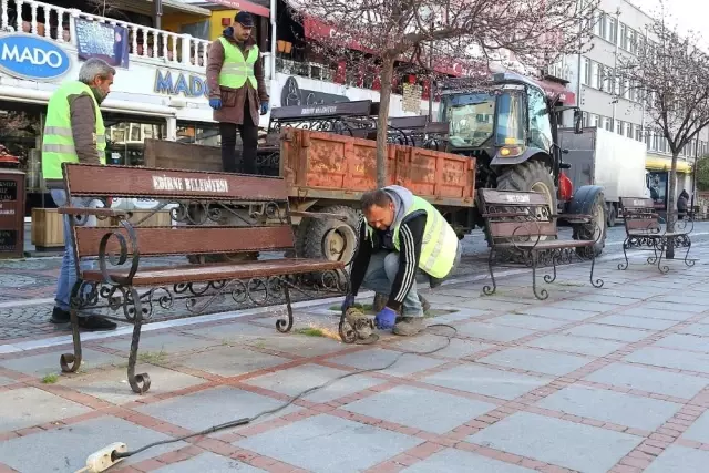 Yaşlılar korona virüse aldırış etmeyince banklar kaldırıldı Yaşlılar korona virüse aldırış etmeyince banklar kaldırıldı