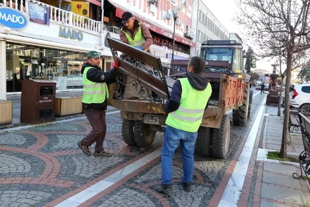 Yaşlılar korona virüse aldırış etmeyince banklar kaldırıldı Yaşlılar korona virüse aldırış etmeyince banklar kaldırıldı