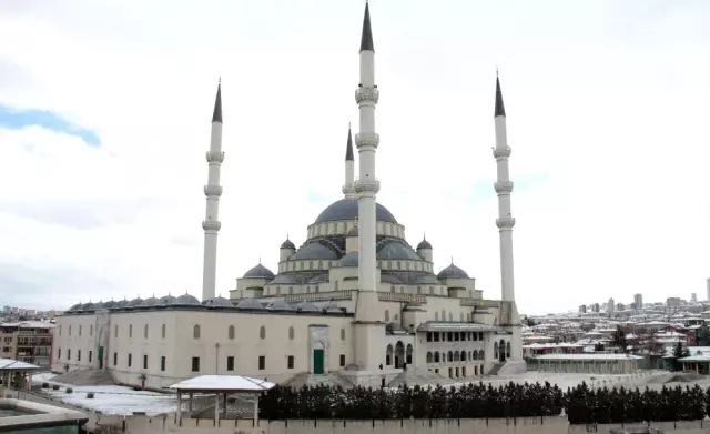 Ankara'da vatandaşlar uyarıları dikkate aldı, camiler boş kaldı Ankara'da vatandaşlar uyarıları dikkate aldı, camiler boş kaldı