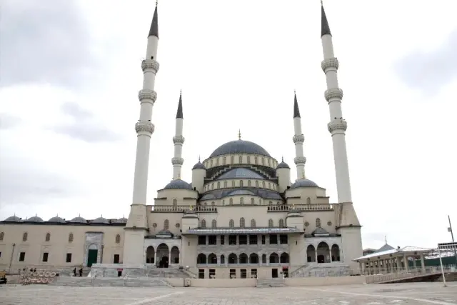 Ankara'da vatandaşlar uyarıları dikkate aldı, camiler boş kaldı Ankara'da vatandaşlar uyarıları dikkate aldı, camiler boş kaldı
