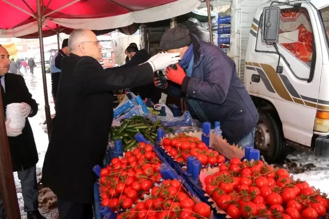 Başkan Öztürk pazarcı esnafına maske dağıttı