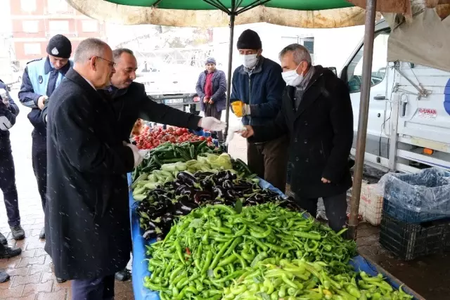 Başkan Öztürk pazarcı esnafına maske dağıttı