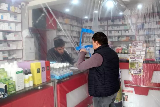 Batman'daki eczaneden Korona virüse karşı naylonlu önlem Batman'daki eczaneden Korona virüse karşı naylonlu önlem