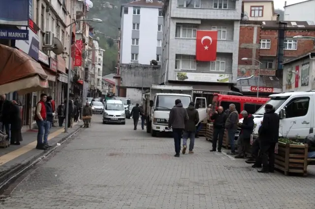 Belediye başkanı vatandaşların toplanmalarını önlemek için anonsun başına geçti