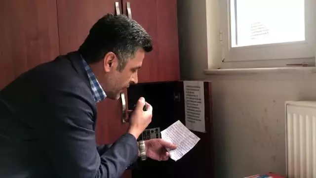 Belediye başkanı vatandaşların toplanmalarını önlemek için anonsun başına geçti