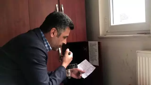 Belediye başkanı vatandaşların toplanmalarını önlemek için anonsun başına geçti