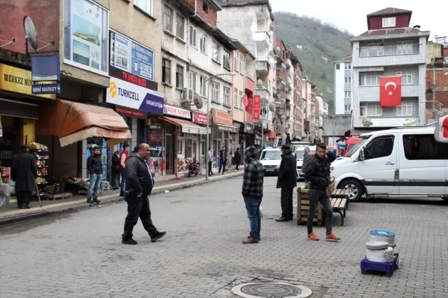 Belediye başkanı vatandaşların toplanmalarını önlemek için anonsun başına geçti