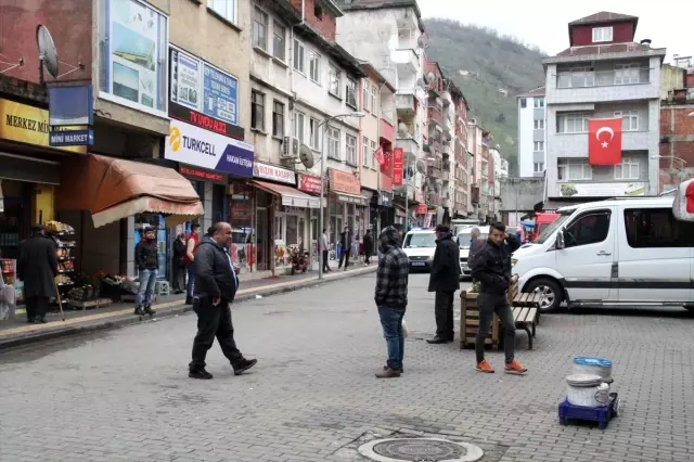 Belediye başkanı vatandaşların toplanmalarını önlemek için anonsun başına geçti