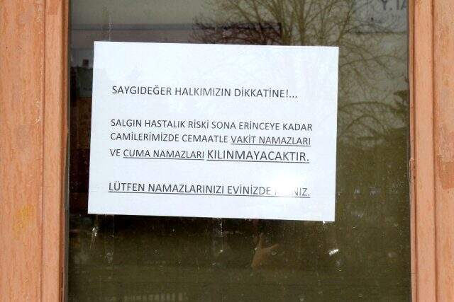 Cuma namazı için camiye giden vatandaşlar kapıda asılı yazıyı görünce geri döndü