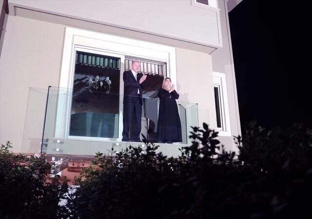 Cumhurbaşkanı Erdoğan ve eşi Emine Erdoğan sağlık çalışanlarına alkışlarla destek verdi.