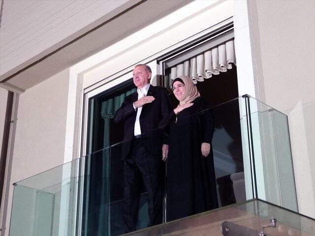 Cumhurbaşkanı Erdoğan ve eşi Emine Erdoğan sağlık çalışanlarına alkışlarla destek verdi.