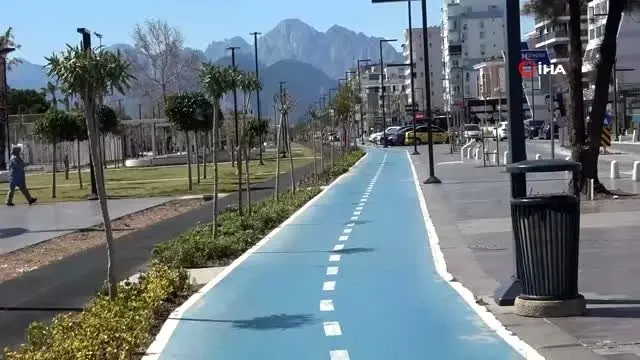 Dünyaca ünlü Konyaaltı Sahili'ni de korona vurdu Dünyaca ünlü Konyaaltı Sahili'ni de korona vurdu
