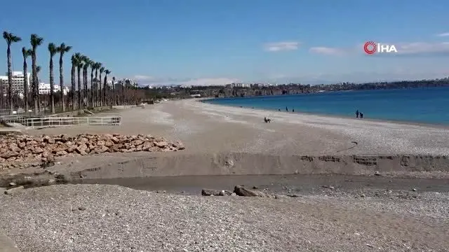 Dünyaca ünlü Konyaaltı Sahili'ni de korona vurdu Dünyaca ünlü Konyaaltı Sahili'ni de korona vurdu