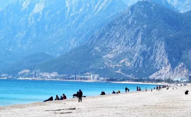 Dünyaca ünlü Konyaaltı Sahilini de Korona vurdu Dünyaca ünlü Konyaaltı Sahilini de Korona vurdu