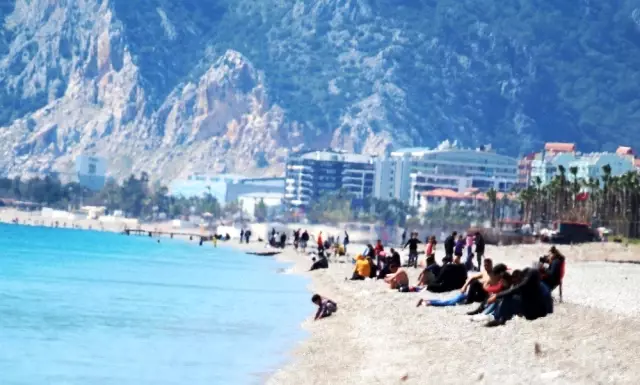 Dünyaca ünlü Konyaaltı Sahilini de Korona vurdu Dünyaca ünlü Konyaaltı Sahilini de Korona vurdu
