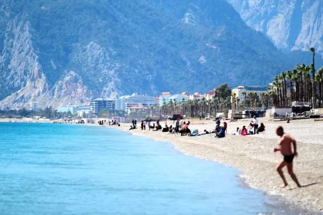 Dünyaca ünlü Konyaaltı Sahilini de Korona vurdu Dünyaca ünlü Konyaaltı Sahilini de Korona vurdu