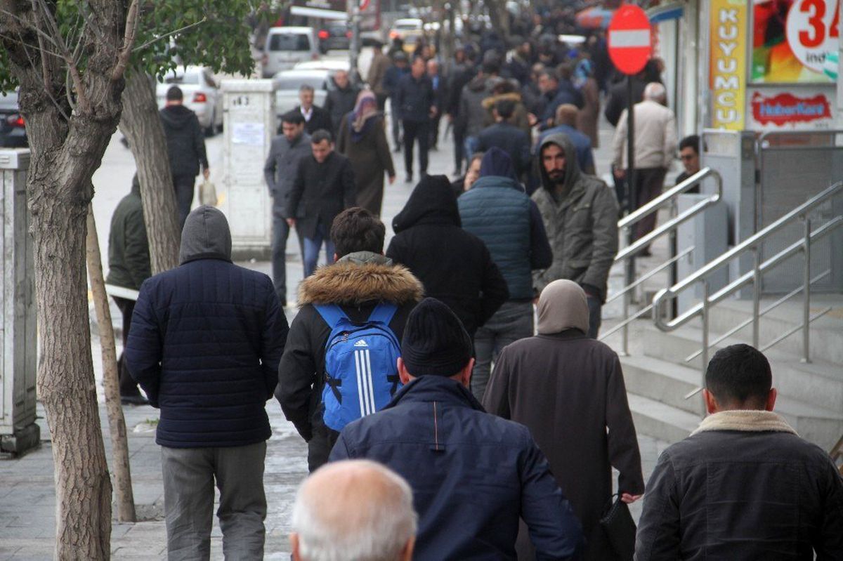 Elazığ'da 'Evinizde kalın' uyarıları dikkate alınmadı! Caddeler dolup taşıyor