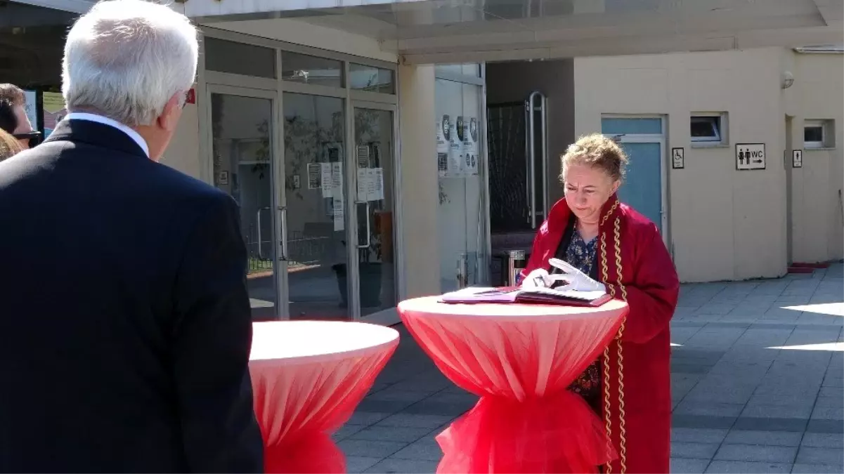 Gelin koronavirüsün etkilediği İtalya'dan geldiği için nikah bina dışında kıyıldı