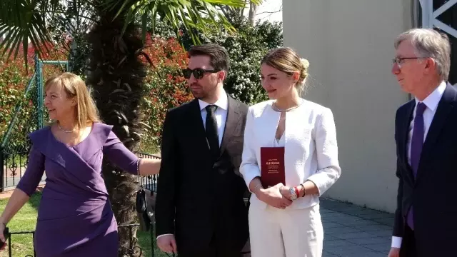Gelin koronavirüsün etkilediği İtalya'dan geldiği için nikah bina dışında kıyıldı