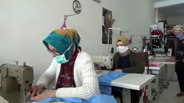 Gönüllü kadınlar maske üretiyor Gönüllü kadınlar maske üretiyor