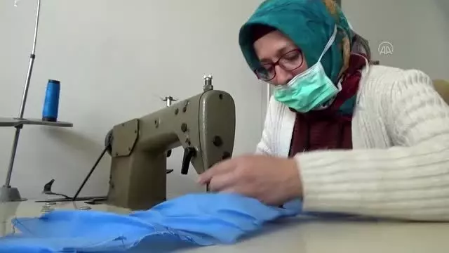 Gönüllü kadınlar maske üretiyor Gönüllü kadınlar maske üretiyor