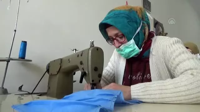 Gönüllü kadınlar maske üretiyor Gönüllü kadınlar maske üretiyor