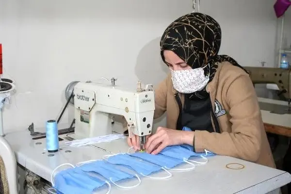 Hastane talep etti, halk eğitim merkezinde maske dikimine başladı Hastane talep etti, halk eğitim merkezinde maske dikimine başladı